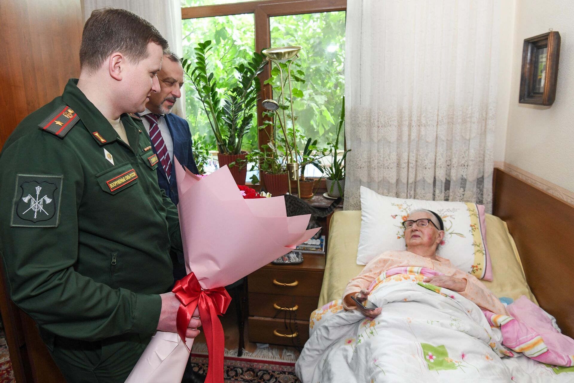Сотрудники посольства России в АР и Русской общины Азербайджана посетили ветеранов ВОВ и передали им личные поздравления от президента РФ Владимира Путина. - Sputnik Азербайджан, 1920, 05.05.2025