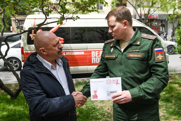 Сотрудники посольства России в АР и Русской общины Азербайджана посетили ветеранов ВОВ и передали им личные поздравления от президента РФ Владимира Путина. - Sputnik Азербайджан