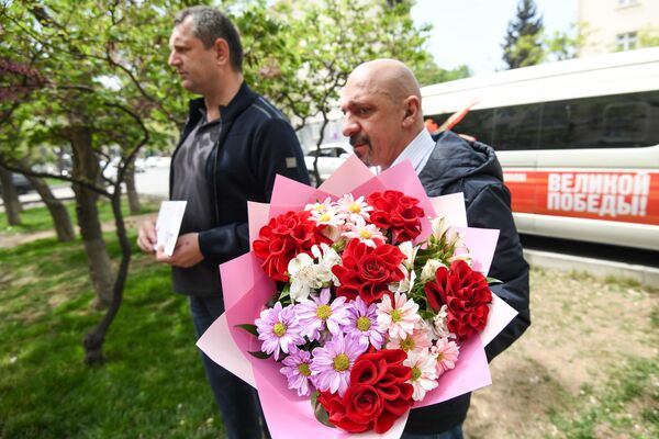 Сотрудники посольства России в АР и Русской общины Азербайджана посетили ветеранов ВОВ и передали им личные поздравления от президента РФ Владимира Путина. - Sputnik Азербайджан