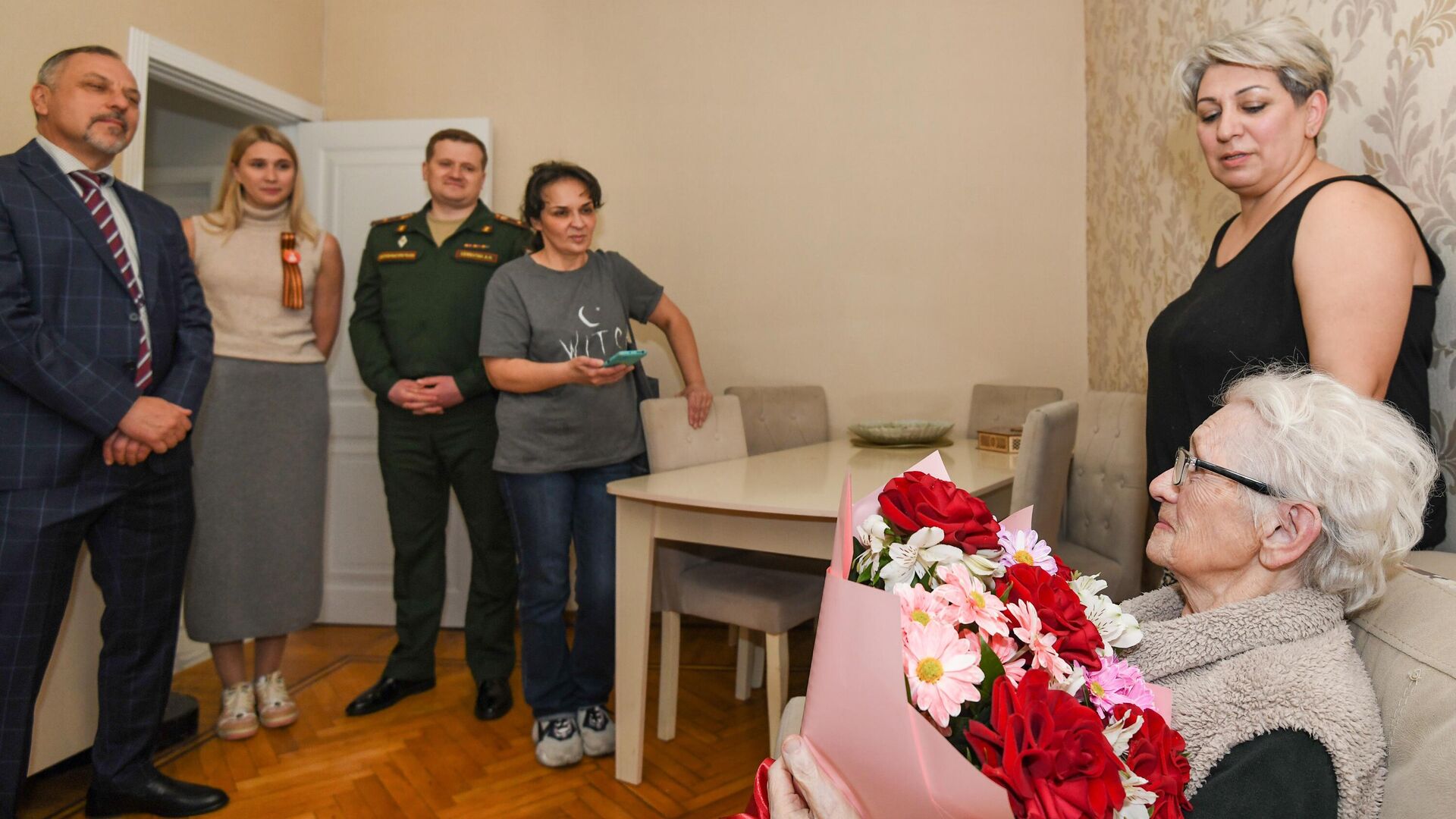 Сотрудники посольства России в АР и Русской общины Азербайджана посетили ветеранов ВОВ и передали им личные поздравления от президента РФ Владимира Путина. - Sputnik Азербайджан, 1920, 05.05.2025