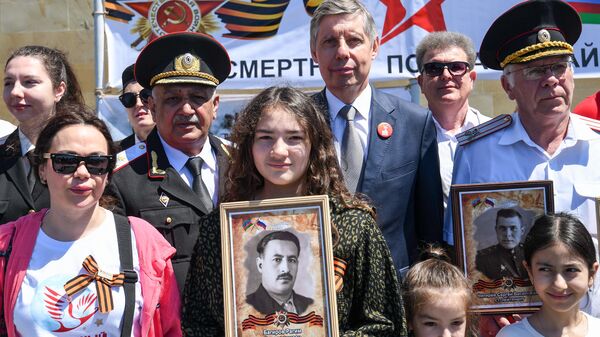 Мероприятие, посвященное 9 мая у мемориала Братские могилы - Sputnik Азербайджан