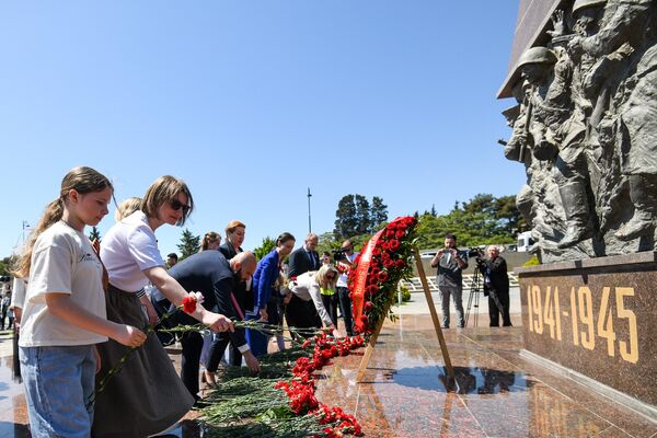 Дипломаты также посетили мемориальный комплекс &quot;Братские могилы&quot; и почтили память героев Великой Отечественной войны, возложили венок и цветы. - Sputnik Азербайджан