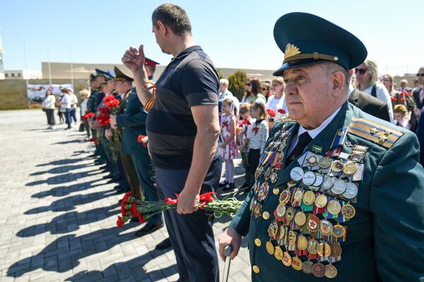 Мероприятие, посвященное 9 мая у мемориала &quot;Братские могилы&quot;. - Sputnik Азербайджан