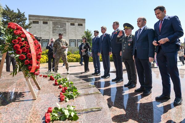 Мероприятие, посвященное 9 мая у мемориала Братские могилы - Sputnik Азербайджан
