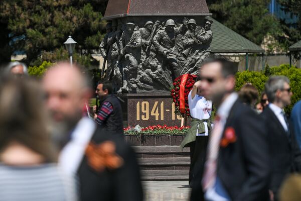 Мероприятие, посвященное 9 мая у мемориала &quot;Братские могилы&quot;. - Sputnik Азербайджан