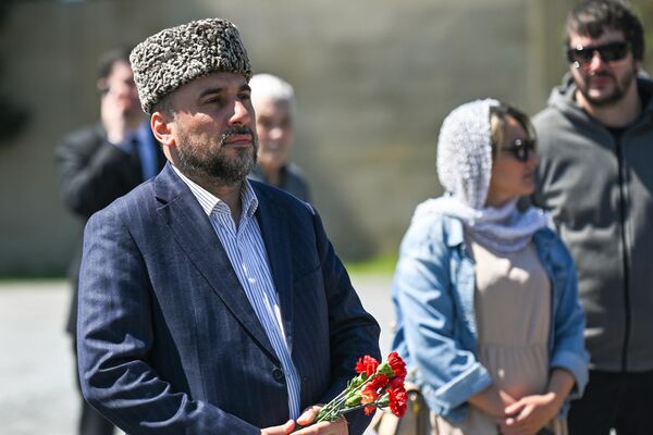 Мероприятие, посвященное 9 мая у мемориала &quot;Братские могилы&quot;. - Sputnik Азербайджан