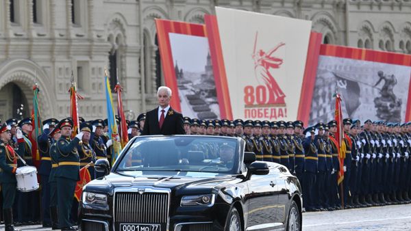 Министр обороны РФ Андрей Белоусов на Красной площади в Москве на военном параде, посвященном 80-летию Победы в Великой Отечественной войне - Sputnik Азербайджан