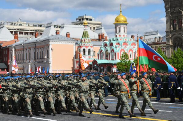 Военнослужащие Вооруженных сил Азербайджана на Красной площади в Москве на военном параде, посвященном 80-летию Победы в Великой Отечественной войне Военнослужащие Вооруженных сил Азербайджана на Красной площади в Москве на военном параде, посвященном 80-летию Победы в Великой Отечественной войне - Sputnik Азербайджан