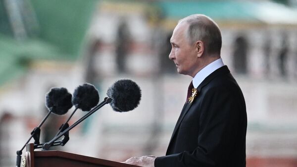 Президент РФ Владимир Путин выступает на Красной площади в Москве на военном параде, посвященном 80-летию Победы - Sputnik Азербайджан