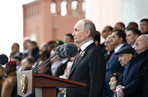 Президент РФ Владимир Путин на Красной площади в Москве на военном параде, посвященном 80-летию Победы Президент РФ Владимир Путин на Красной площади в Москве на военном параде, посвященном 80-летию Победы - Sputnik Азербайджан