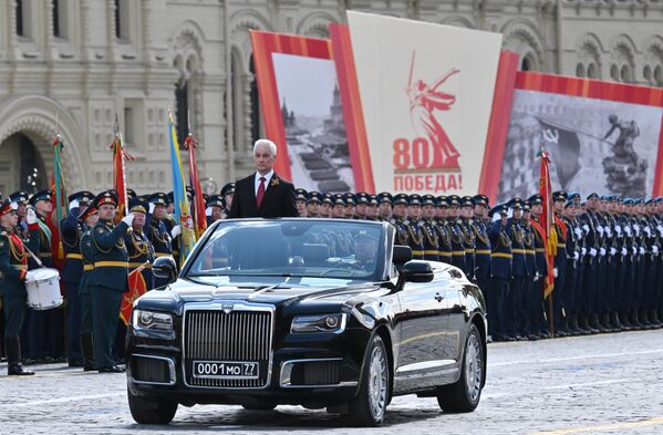 Министр обороны РФ Андрей Белоусов на Красной площади в Москве на военном параде, посвященном 80-летию Победы в Великой Отечественной войне Министр обороны РФ Андрей Белоусов на Красной площади в Москве на военном параде, посвященном 80-летию Победы в Великой Отечественной войне - Sputnik Азербайджан