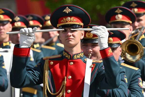 Военнослужащие 154-го отдельного комендантского Преображенского полка на Красной площади в Москве на военном параде, посвященном 80-летию Победы в Великой Отечественной войне Военнослужащие 154-го отдельного комендантского Преображенского полка на Красной площади в Москве на военном параде, посвященном 80-летию Победы в Великой Отечественной войне - Sputnik Азербайджан