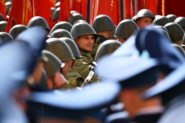 Парадные расчеты на Красной площади в Москве перед началом военного парада, посвященного 80-летию Победы в Великой Отечественной войне Парадные расчеты на Красной площади в Москве перед началом военного парада, посвященного 80-летию Победы в Великой Отечественной войне - Sputnik Азербайджан