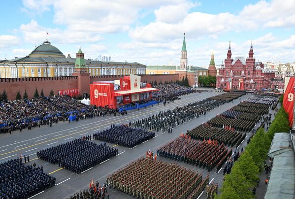 Парадные расчеты на Красной площади в Москве перед началом военного парада, посвященного 80-летию Победы в Великой Отечественной войне Парадные расчеты на Красной площади в Москве перед началом военного парада, посвященного 80-летию Победы в Великой Отечественной войне - Sputnik Азербайджан
