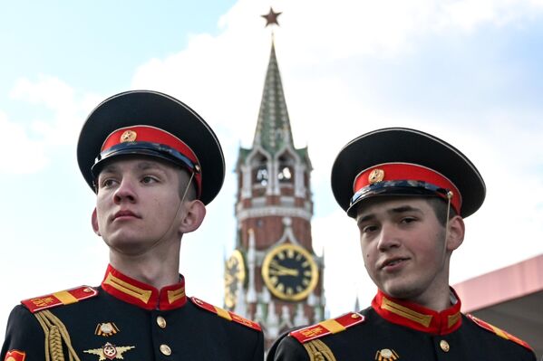 Парадный расчет Московского суворовского военного училища на Красной площади в Москве перед началом военного парада, посвященного 80-летию Победы в Великой Отечественной войне Парадный расчет Московского суворовского военного училища на Красной площади в Москве перед началом военного парада, посвященного 80-летию Победы в Великой Отечественной войне - Sputnik Азербайджан
