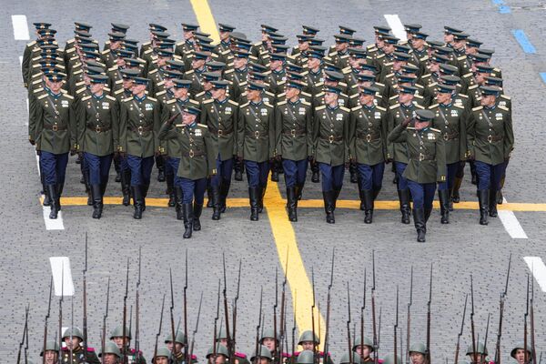 Парадный расчет на Красной площади в Москве на военном параде, посвященном 80-летию Победы в Великой Отечественной войне Парадный расчет на Красной площади в Москве на военном параде, посвященном 80-летию Победы в Великой Отечественной войне - Sputnik Азербайджан