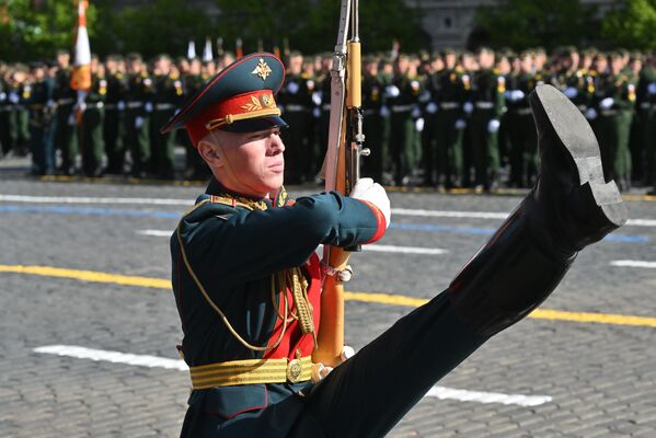 Военнослужащий 154-го отдельного комендантского Преображенского полка на Красной площади в Москве перед началом военного парада, посвященного 80-летию Победы в Великой Отечественной войне Военнослужащий 154-го отдельного комендантского Преображенского полка на Красной площади в Москве перед началом военного парада, посвященного 80-летию Победы в Великой Отечественной войне - Sputnik Азербайджан