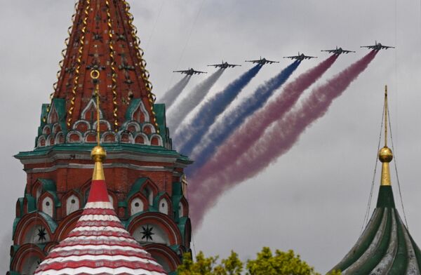 Штурмовики Су-25 на военном параде на Красной площади в Москве, посвященном 80-летию Победы в Великой Отечественной войне Штурмовики Су-25 на военном параде на Красной площади в Москве, посвященном 80-летию Победы в Великой Отечественной войне - Sputnik Азербайджан