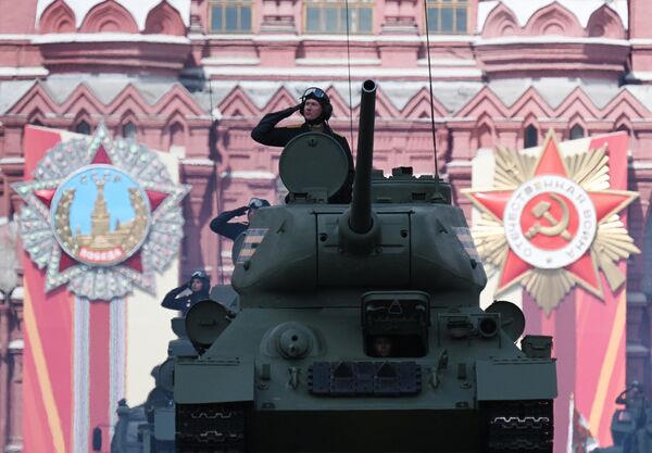 Танк Т-34-85 на Красной площади в Москве на военном параде, посвященном 80-летию Победы в Великой Отечественной войне Танк Т-34-85 на Красной площади в Москве на военном параде, посвященном 80-летию Победы в Великой Отечественной войне - Sputnik Азербайджан
