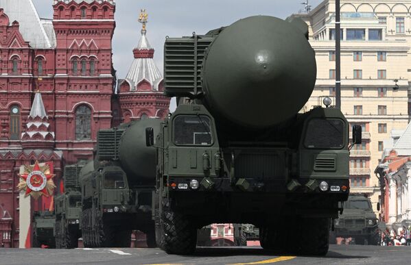 Автономные пусковые установки ПГРК Ярс на Красной площади в Москве на военном параде, посвященном 80-летию Победы в Великой Отечественной войне Автономные пусковые установки ПГРК Ярс на Красной площади в Москве на военном параде, посвященном 80-летию Победы в Великой Отечественной войне - Sputnik Азербайджан