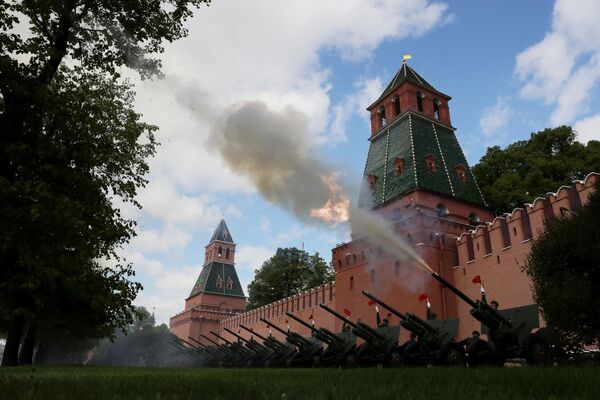 Артиллерийский залп из орудий у стен Кремля в Москве на военном параде, посвященном 80-летию Победы в Великой Отечественной войне Артиллерийский залп из орудий у стен Кремля в Москве на военном параде, посвященном 80-летию Победы в Великой Отечественной войне - Sputnik Азербайджан