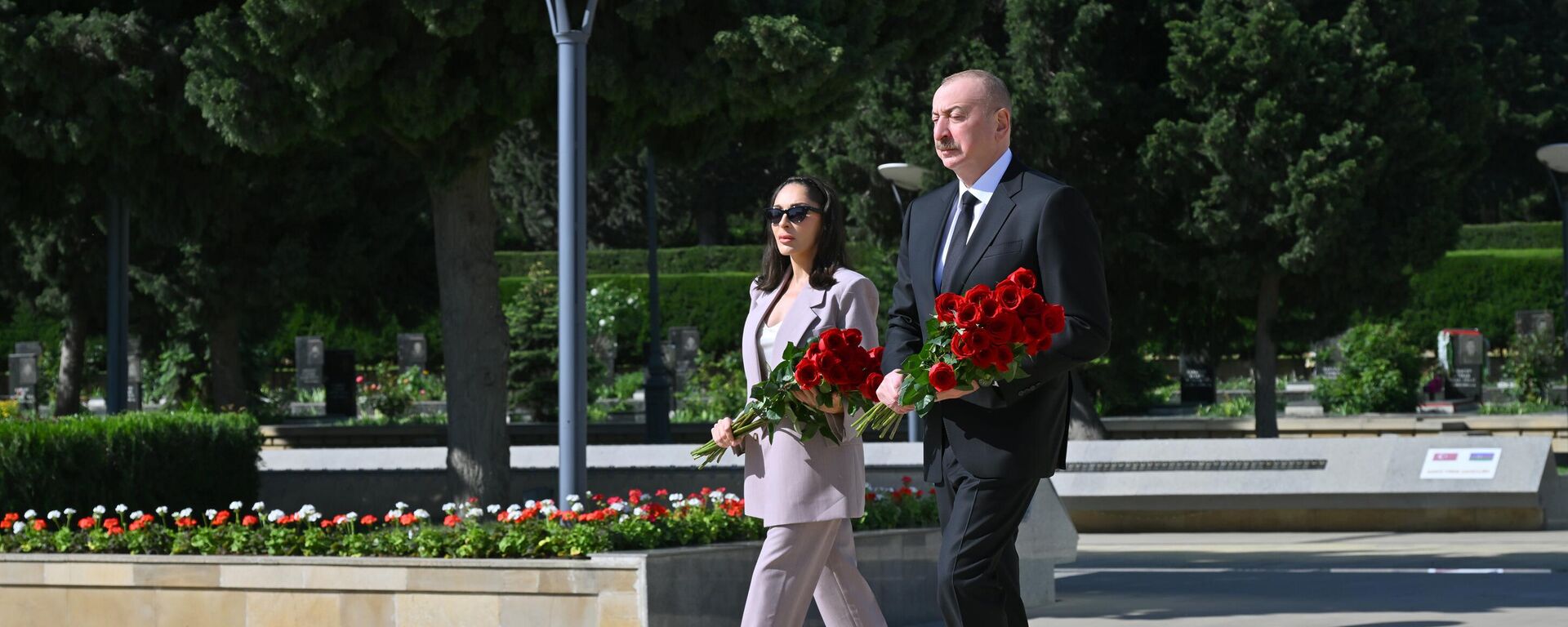 Президент Ильхам Алиев и первая леди Мехрибан Алиева почтили память сынов и дочерей Азербайджана, погибших в борьбе за Победу над фашизмом - Sputnik Азербайджан, 1920, 09.05.2025