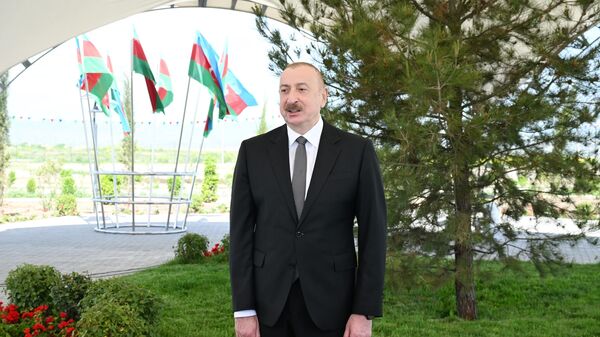 Президент Ильхам Алиев встретился с жителями, переселившимися в село Кенгерли Агдамского района - Sputnik Азербайджан