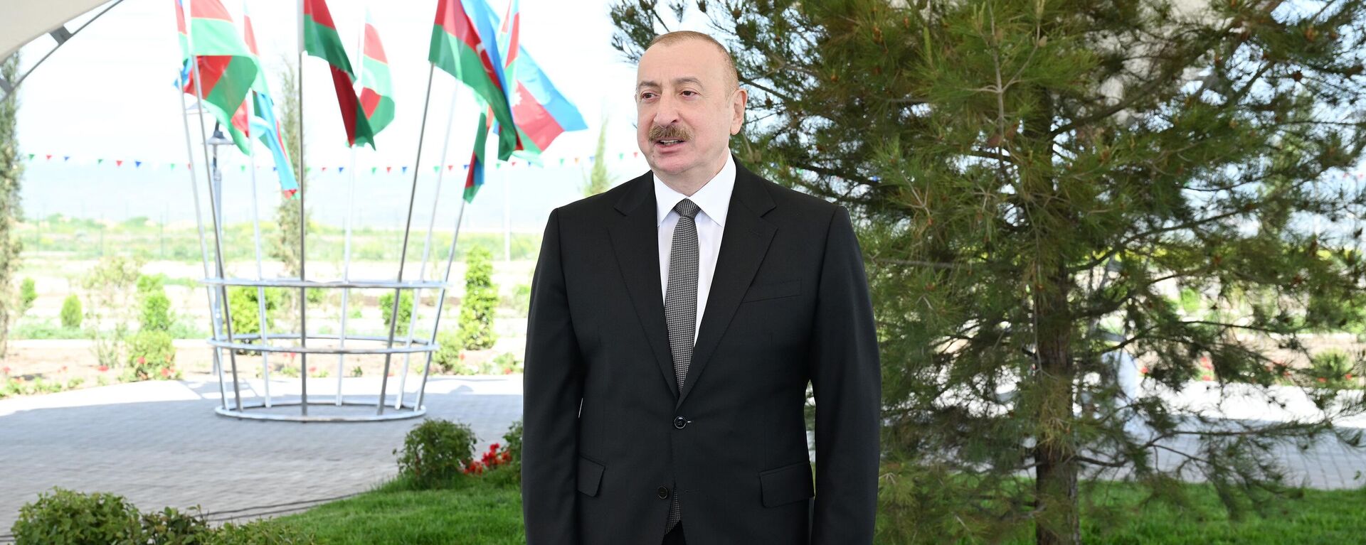 Президент Ильхам Алиев встретился с жителями, переселившимися в село Кенгерли Агдамского района - Sputnik Азербайджан, 1920, 10.05.2025