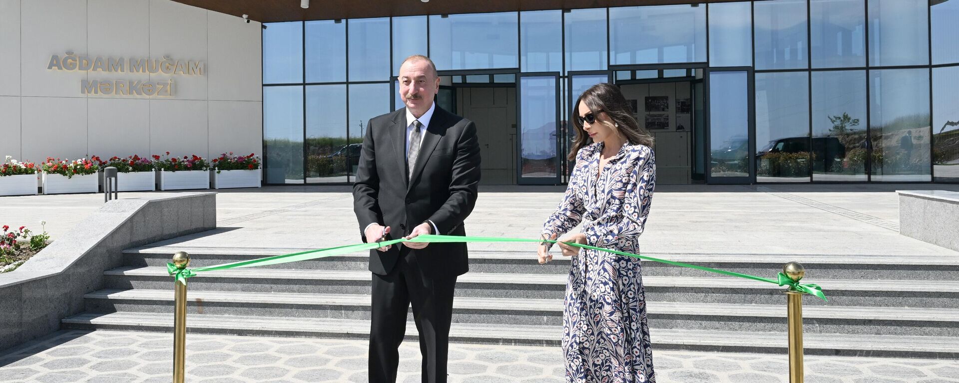 Президент Ильхам Алиев и первая леди Мехрибан Алиева приняли участие в открытии Агдамского центра мугама - Sputnik Азербайджан, 1920, 11.05.2025