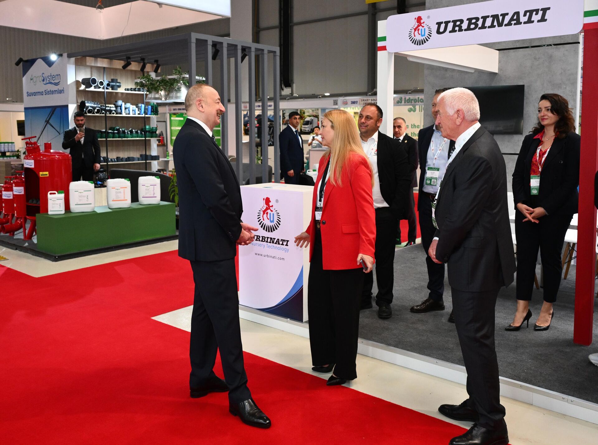 Президент Ильхам Алиев ознакомился с выставками InterFood Azerbaijan и Caspian Agro Президент Ильхам Алиев ознакомился с выставками InterFood Azerbaijan и Caspian Agro - Sputnik Азербайджан, 1920, 13.05.2025