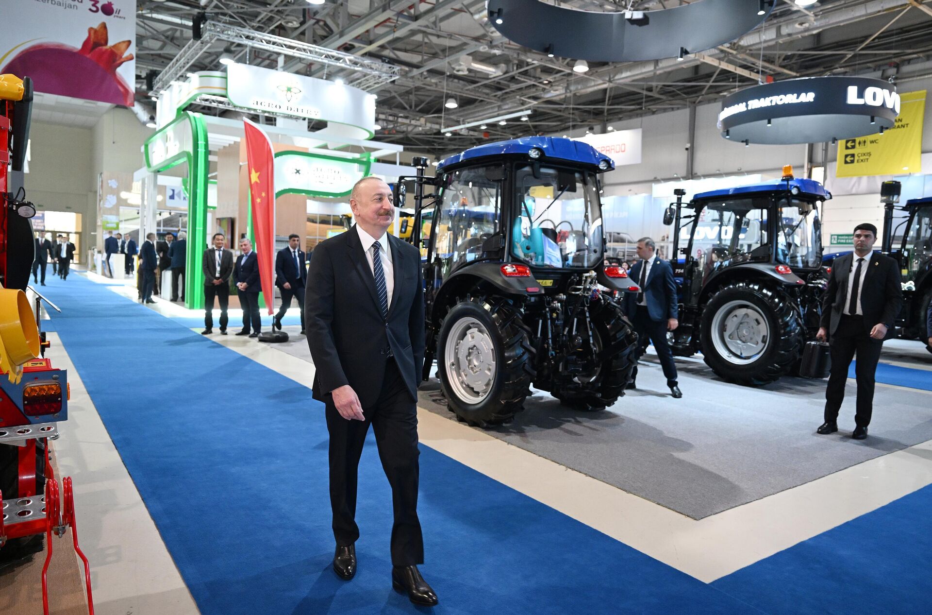 Президент Ильхам Алиев ознакомился с выставками InterFood Azerbaijan и Caspian Agro Президент Ильхам Алиев ознакомился с выставками InterFood Azerbaijan и Caspian Agro - Sputnik Азербайджан, 1920, 13.05.2025