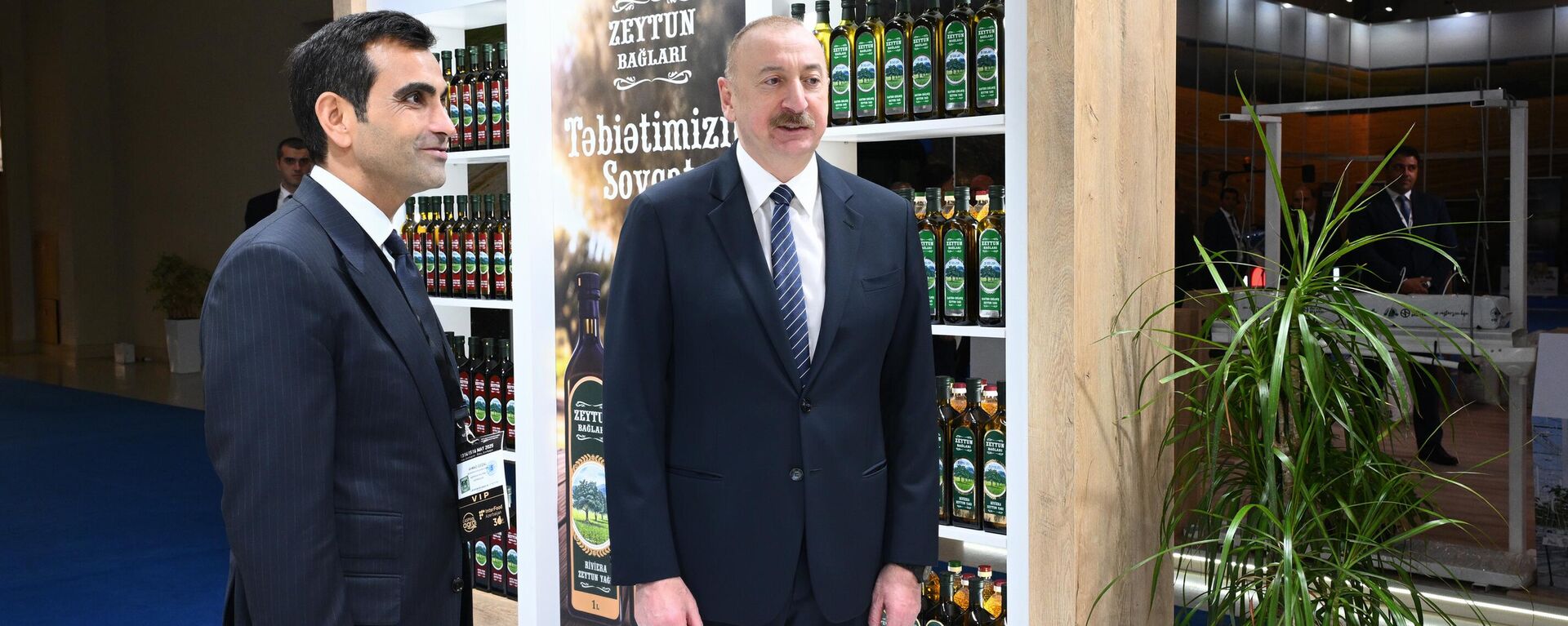 Президент Ильхам Алиев ознакомился с выставками InterFood Azerbaijan и Caspian Agro - Sputnik Азербайджан, 1920, 13.05.2025