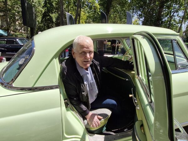 В центре Баку - на улице Азиза Алиева прошла выставка классических автомобилей. - Sputnik Азербайджан
