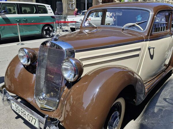 В центре Баку - на улице Азиза Алиева прошла выставка классических автомобилей. - Sputnik Азербайджан
