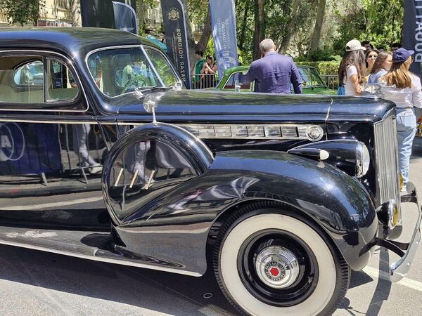 В центре Баку - на улице Азиза Алиева прошла выставка классических автомобилей. - Sputnik Азербайджан
