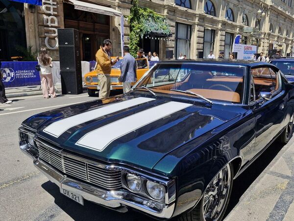 В центре Баку - на улице Азиза Алиева прошла выставка классических автомобилей. - Sputnik Азербайджан