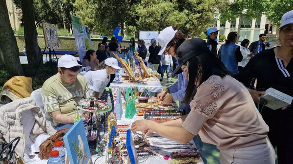 В центре Баку – на Площади Фонтанов проходит V ежегодный Фестиваль аутизма, организованный Азербайджанской ассоциацией аутизма в партнерстве с Sea Breeze. - Sputnik Азербайджан