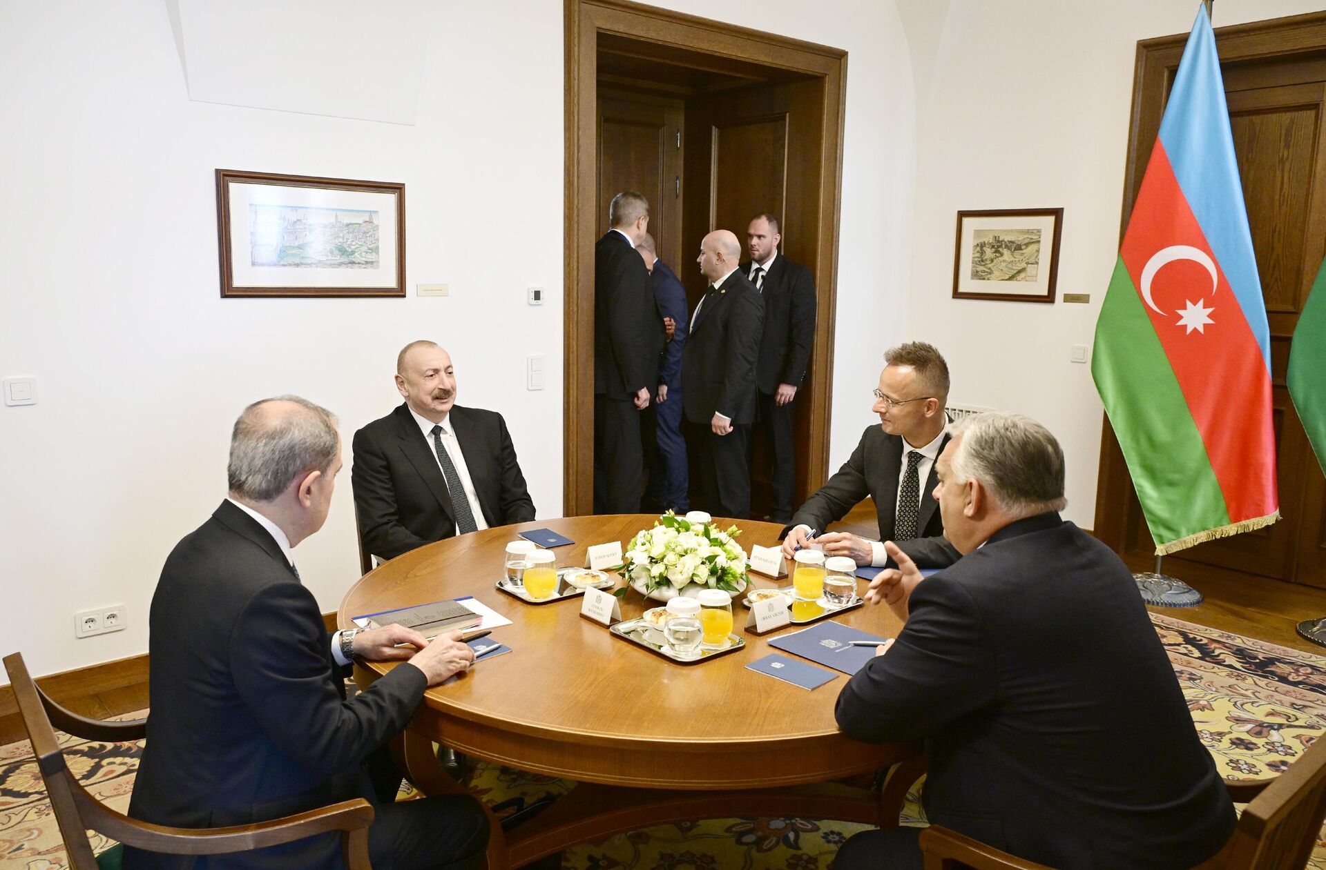 Budapeştdə Azərbaycan Prezidenti İlham Əliyevin Macarıstanın Baş naziri ilə məhdud tərkibdə görüşü olub Budapeştdə Azərbaycan Prezidenti İlham Əliyevin Macarıstanın Baş naziri ilə məhdud tərkibdə görüşü olub - Sputnik Азербайджан, 1920, 20.05.2025