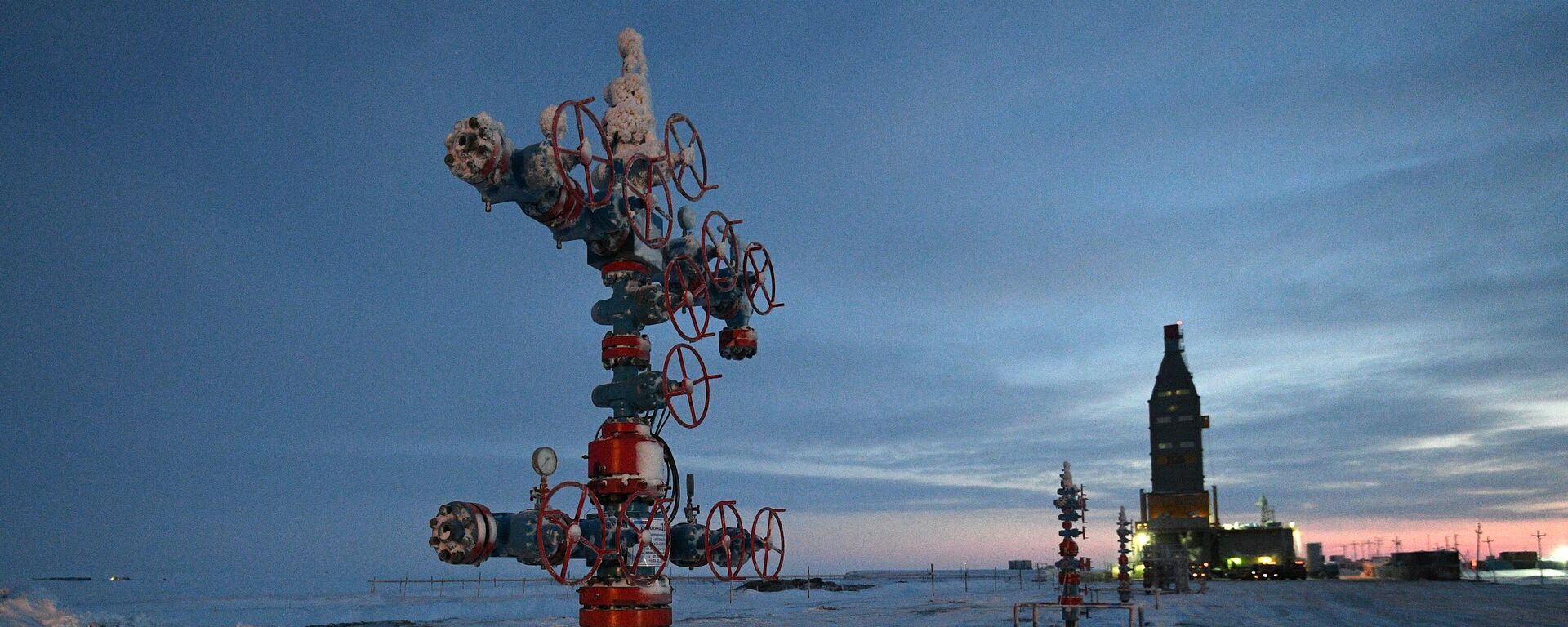 Фонтанная арматура на Салмановском (Утреннее) нефтегазоконденсатном месторождении, фото из архива - Sputnik Азербайджан, 1920, 23.05.2025