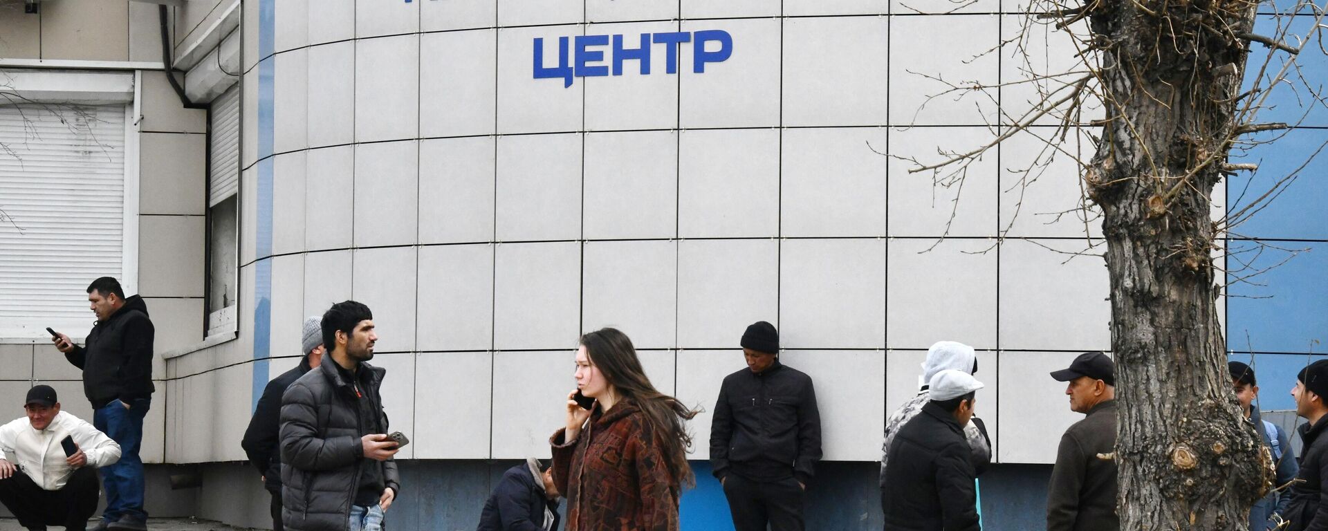 Иностранные граждане возле многофункционального миграционного центра - Sputnik Азербайджан, 1920, 23.05.2025