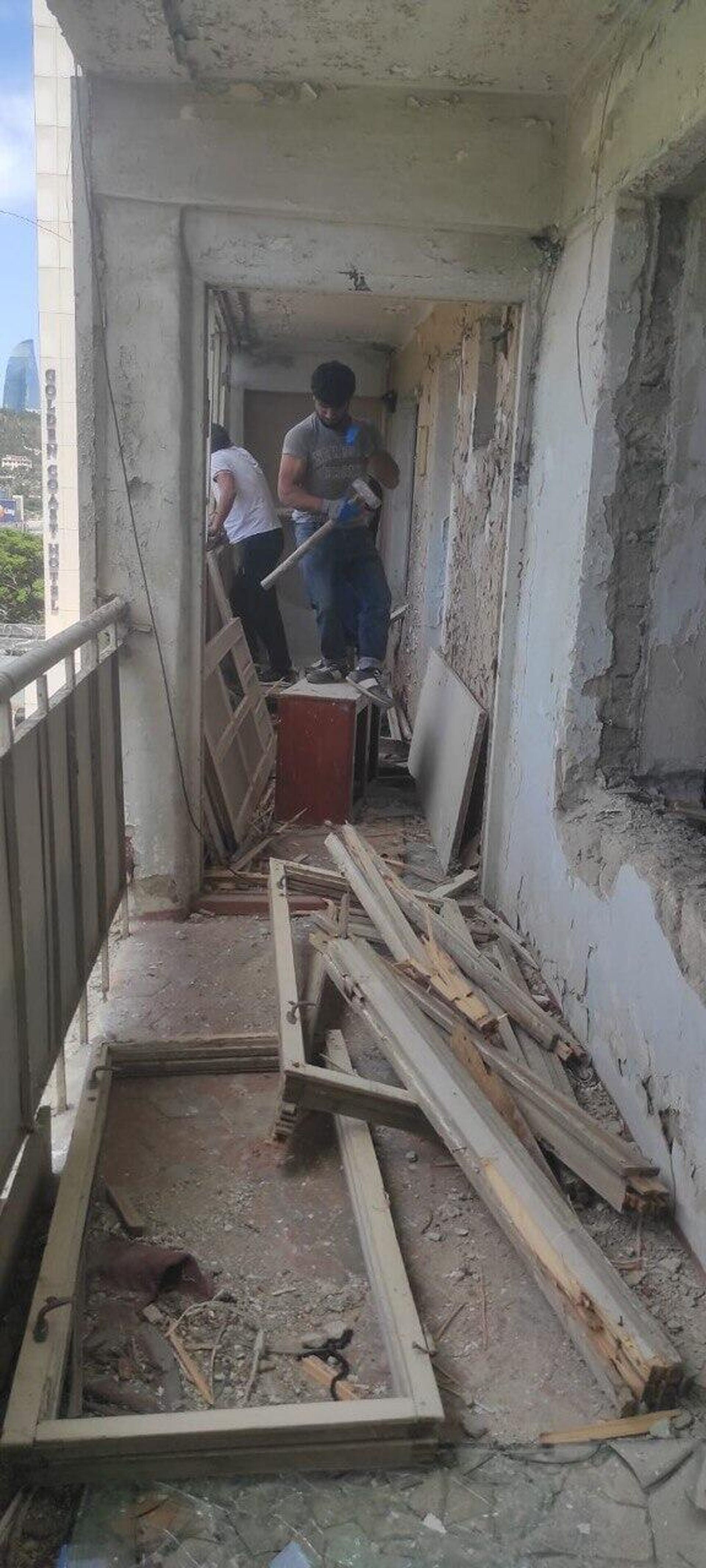 В Баку сносится девятиэтажный жилой дом по адресу Сабаильский район, улица Микаила Гусейнова, 14. - Sputnik Азербайджан, 1920, 24.05.2025