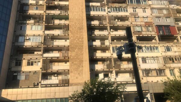 В Баку сносится девятиэтажный жилой дом по адресу Сабаильский район, улица Микаила Гусейнова, 14. - Sputnik Азербайджан