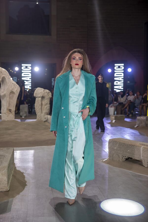 В Баку прошел один из самых ожидаемых модных событий года -18-й сезон Azerbaijan Fashion Week. - Sputnik Азербайджан