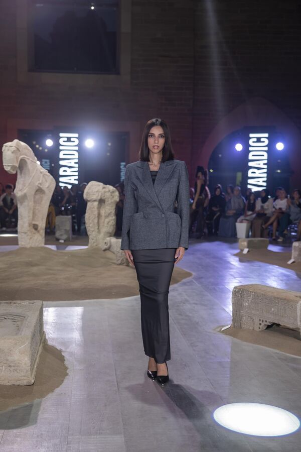 В Баку прошел один из самых ожидаемых модных событий года -18-й сезон Azerbaijan Fashion Week. - Sputnik Азербайджан