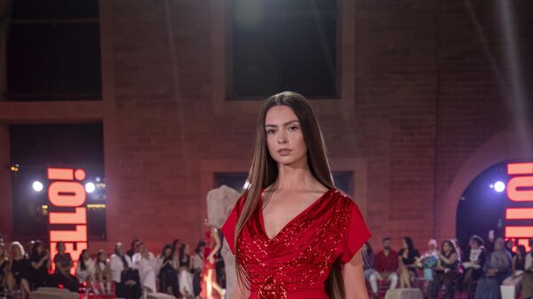 В Баку прошел один из самых ожидаемых модных событий года -18-й сезон Azerbaijan Fashion Week - Sputnik Азербайджан