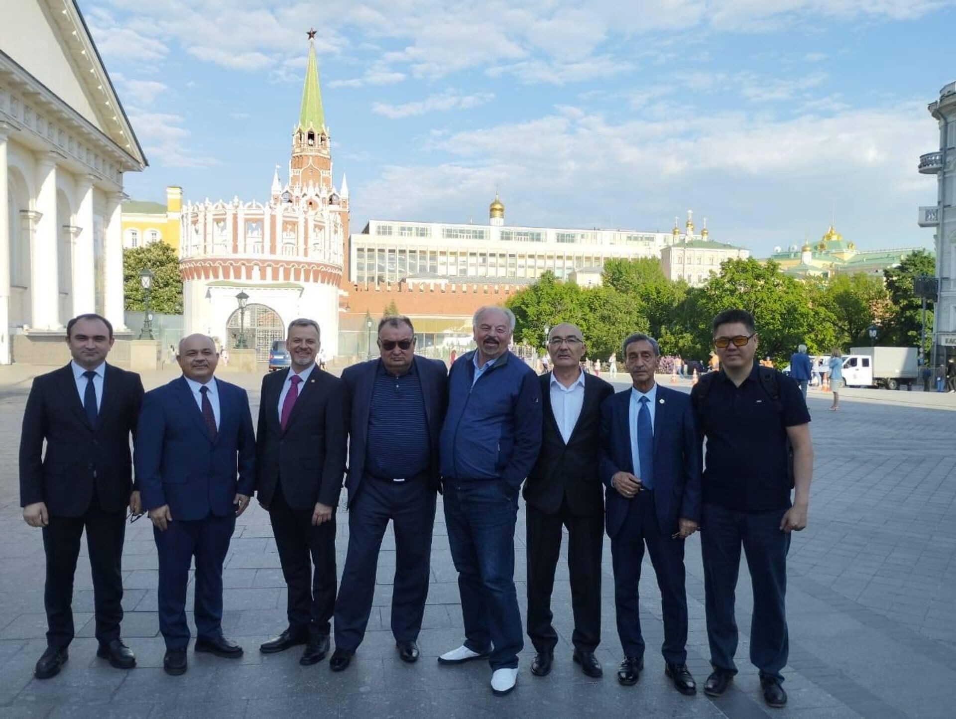 Азербайджанские театральные деятели в качестве почетного гостя приняли участие на церемонии открытия Международного театрального фестиваля имени Чехова в Москве. - Sputnik Азербайджан, 1920, 27.05.2025