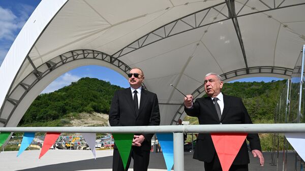 Президент Ильхам Алиев ознакомился с работами, проводимыми на участке Муганлы-Исмаиллы-Габала автомобильной дороги Баку-Габала - Sputnik Азербайджан