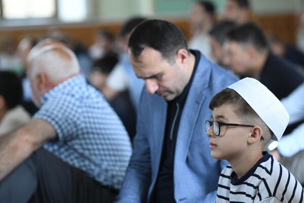Праздничный намаз в мечети Тезепир Праздничный намаз в мечети Тезепир - Sputnik Азербайджан