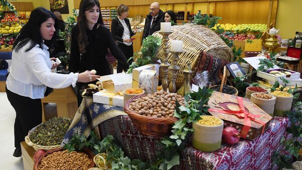 Продукция и товары, представленные в павильоне Азербайджан на ВДНХ в Москве - Sputnik Азербайджан