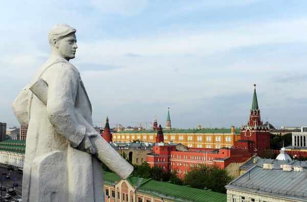 Статуя на крыше Российской государственной библиотеки имени Ленина в Москве - Sputnik Азербайджан